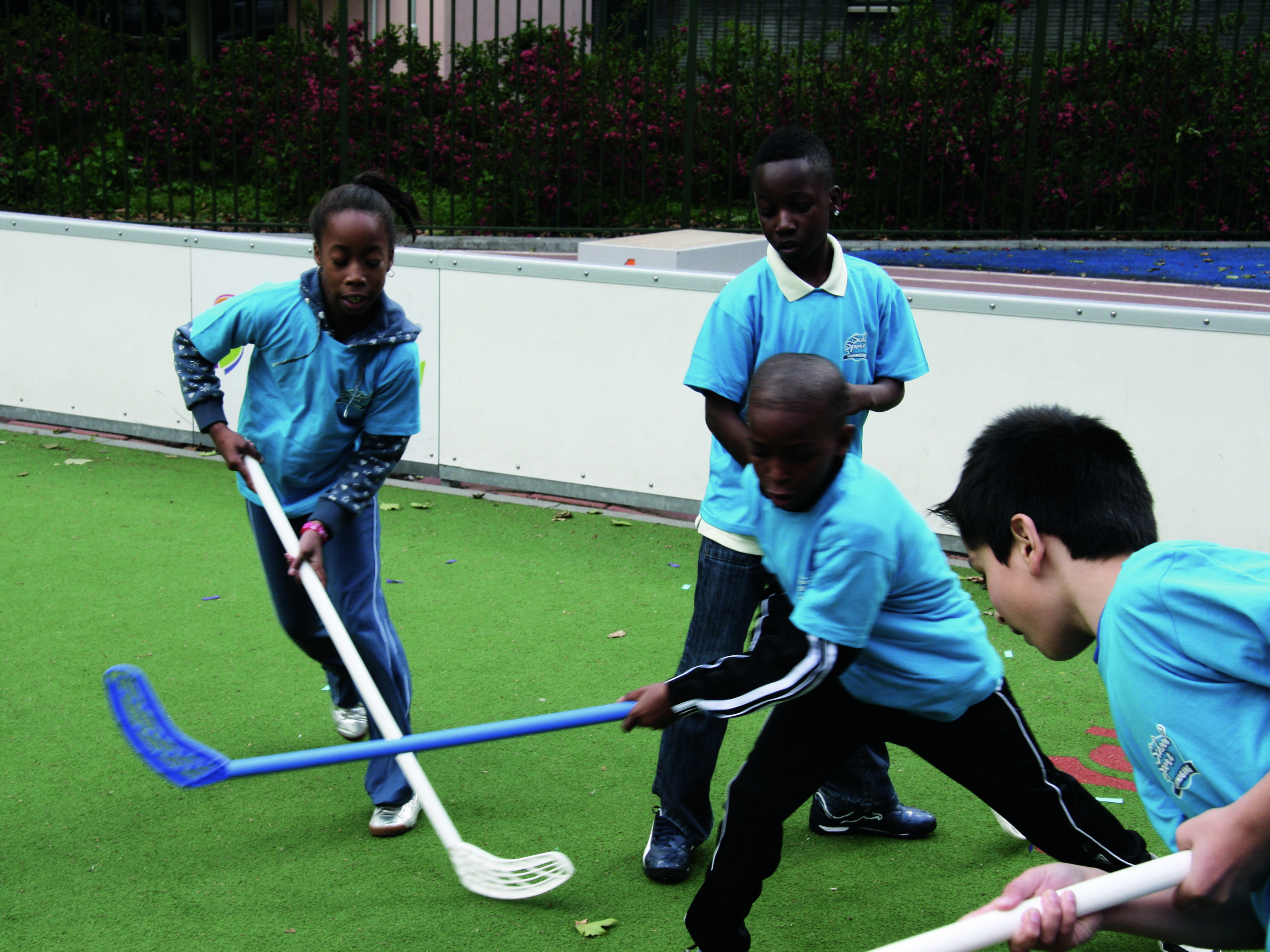 Children playing field hockey - Fotografie van der Graaf