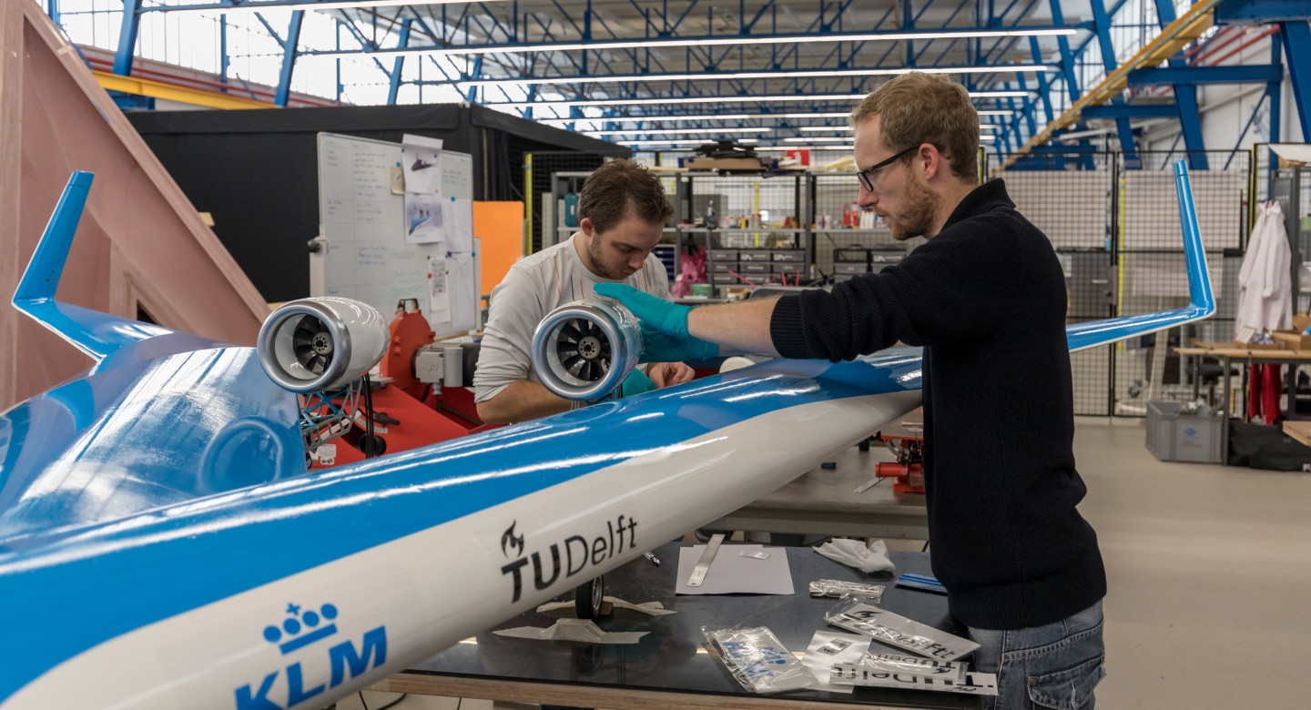 Working on the Flying-V scale model (photo: Henri Werij)